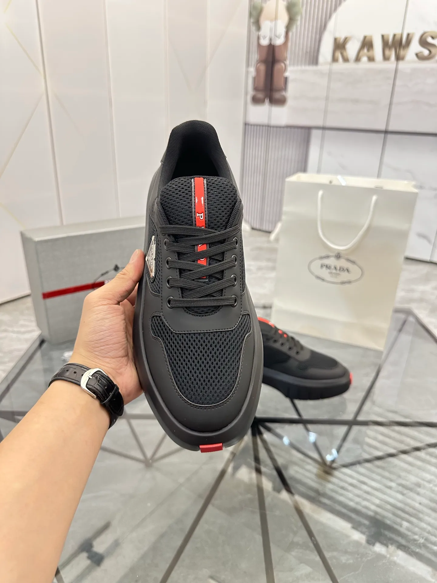 Men's shoes: 💰P620¥ High-end top quality Product trademark: Prada *"Prada*" low-top casual shoes Regular size: 38-45 (can be customized to 46) Product materials: imported first-layer cowhide leather on the upper spliced ​​with original fabric, breathable lining, cowhide foot pads, original ultra-light foam outsole. No.: 001